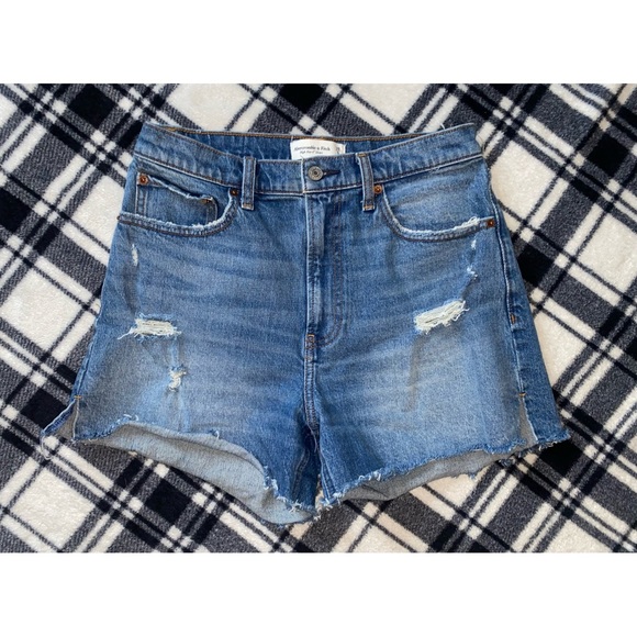🛑SOLD on Mercari!🛑 Abercrombie and Fitch 4 Inch Shorts - Picture 1 of 3